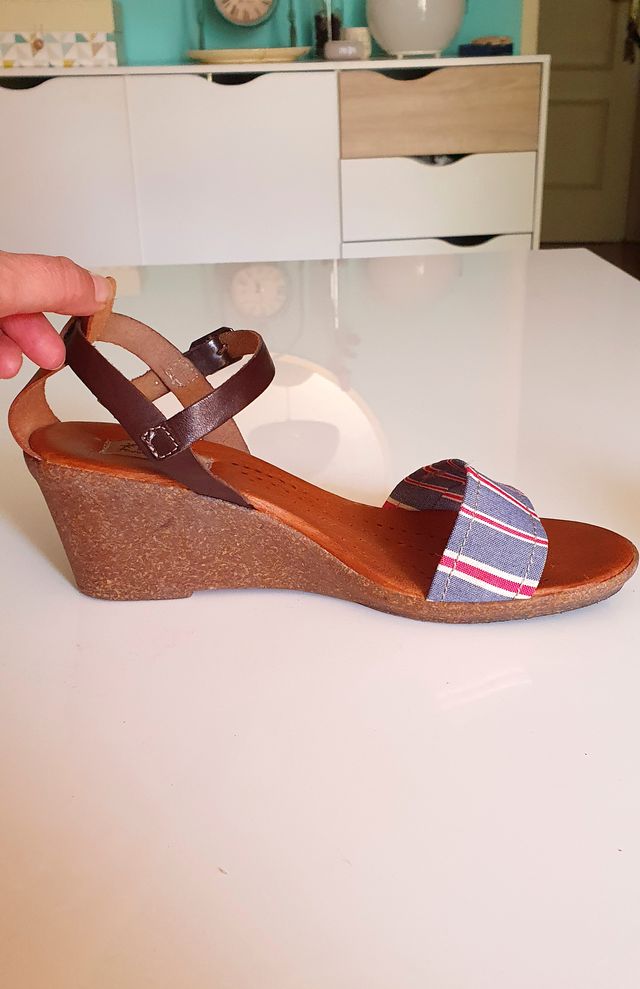 Sandalias de piel con cuña y cámara de aire NUEVAS