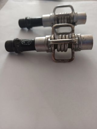 Pedales automáticos.
