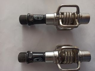 Pedales automáticos.
