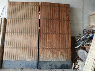 Puertas grandes madera altas con chapa de metal