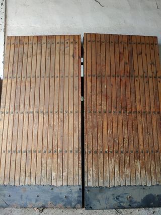 Puertas grandes madera altas con chapa de metal