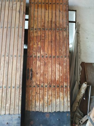 Puertas grandes madera altas con chapa de metal