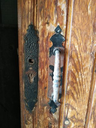 Puertas grandes madera altas con chapa de metal