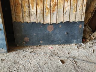 Puertas grandes madera altas con chapa de metal