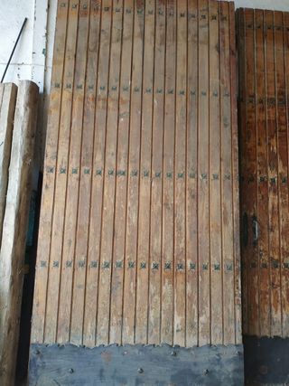 Puertas grandes madera altas con chapa de metal