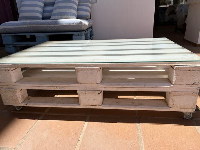 Sofás de palets y mesa, con ruedas 
