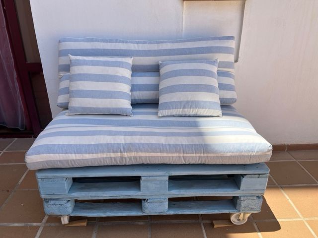 Sofás de palets y mesa, con ruedas 