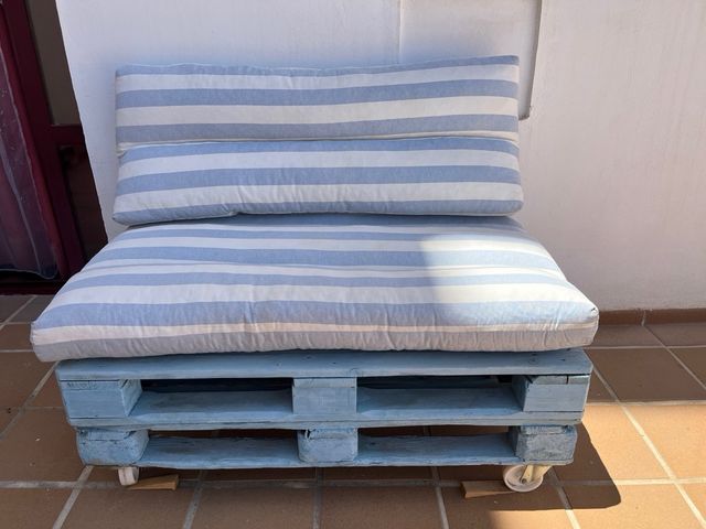 Sofás de palets y mesa, con ruedas 