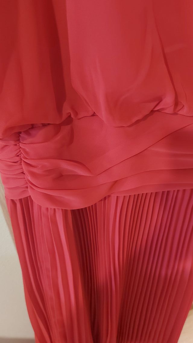 Vestido largo con cuello halter rojo