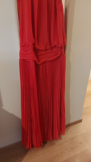 Vestido largo con cuello halter rojo