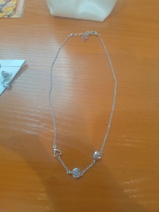 Conjunto de collar y pendientes Guess