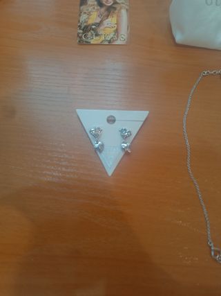 Conjunto de collar y pendientes Guess
