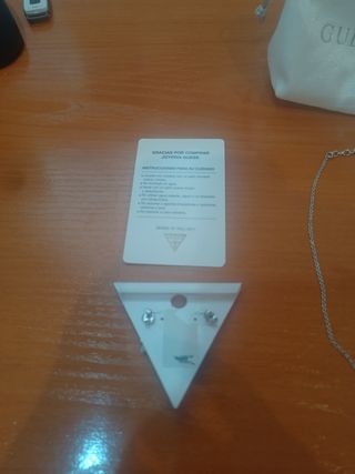 Conjunto de collar y pendientes Guess
