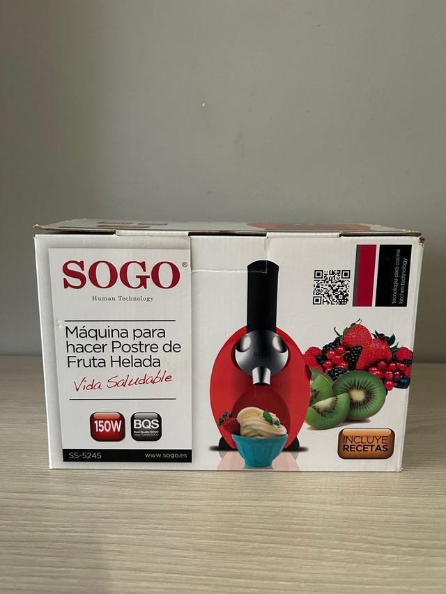 Heladera Sogo roja en su caja.