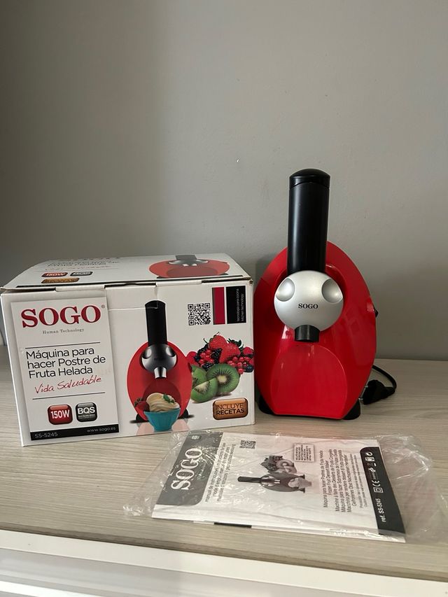 Heladera Sogo roja en su caja.