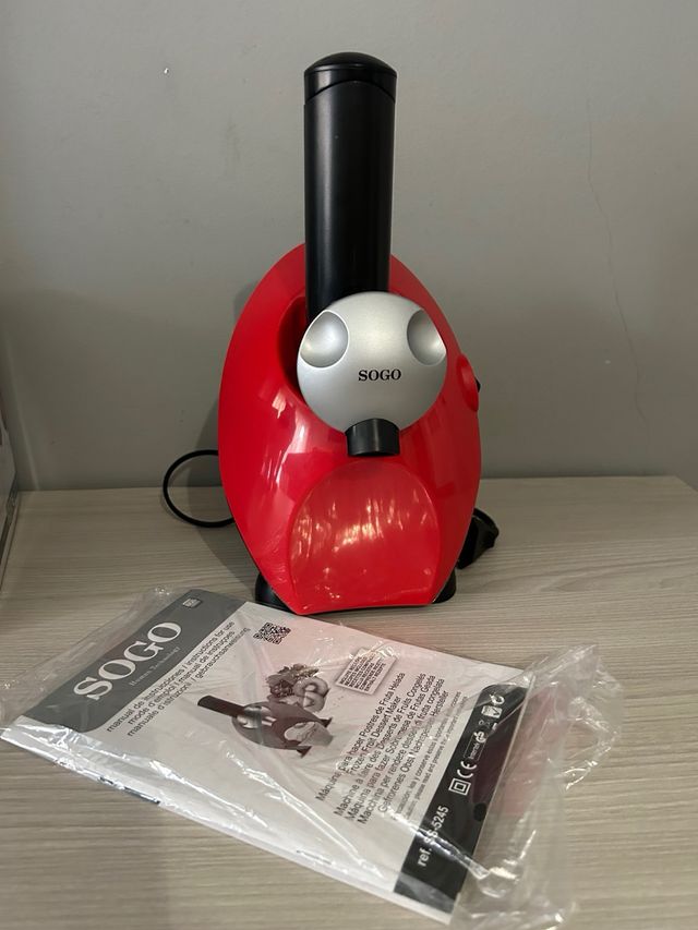 Heladera Sogo roja en su caja.