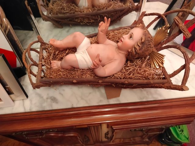 Niño Jesús antiguo más cuna