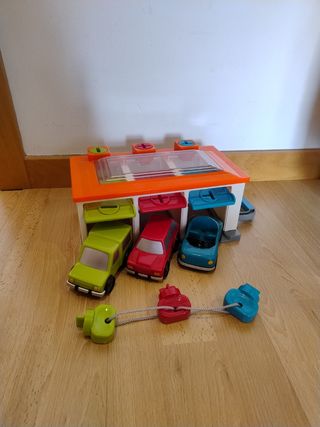 Juguete garaje con coches y llaves