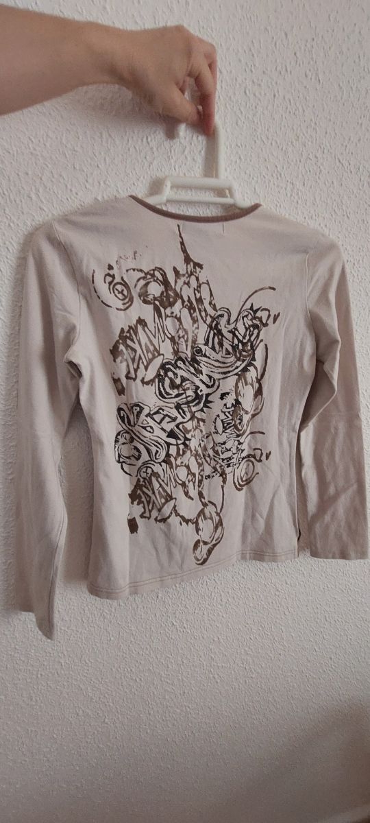 Camiseta manga larga.