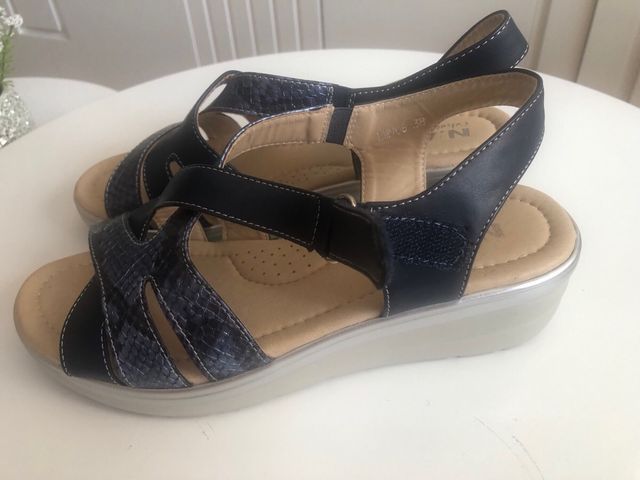 Sandalias n° 38 sin estrenar, azul marino