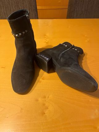 Botin negro tachuelas