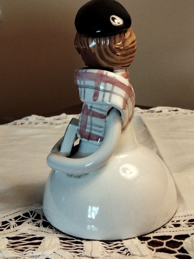 FIGURA NIÑA CON LIBRO