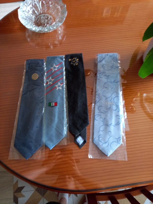 Lote 4 corbatas.