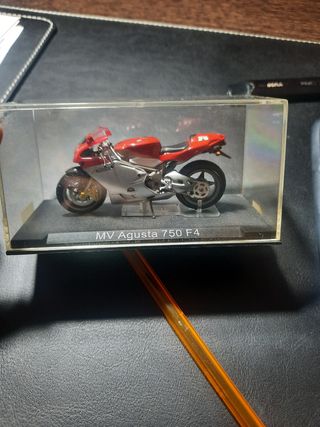 Maqueta MV AGUSTA 750 F4