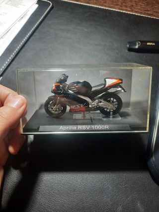 Maqueta APRILIA RSV 1000R