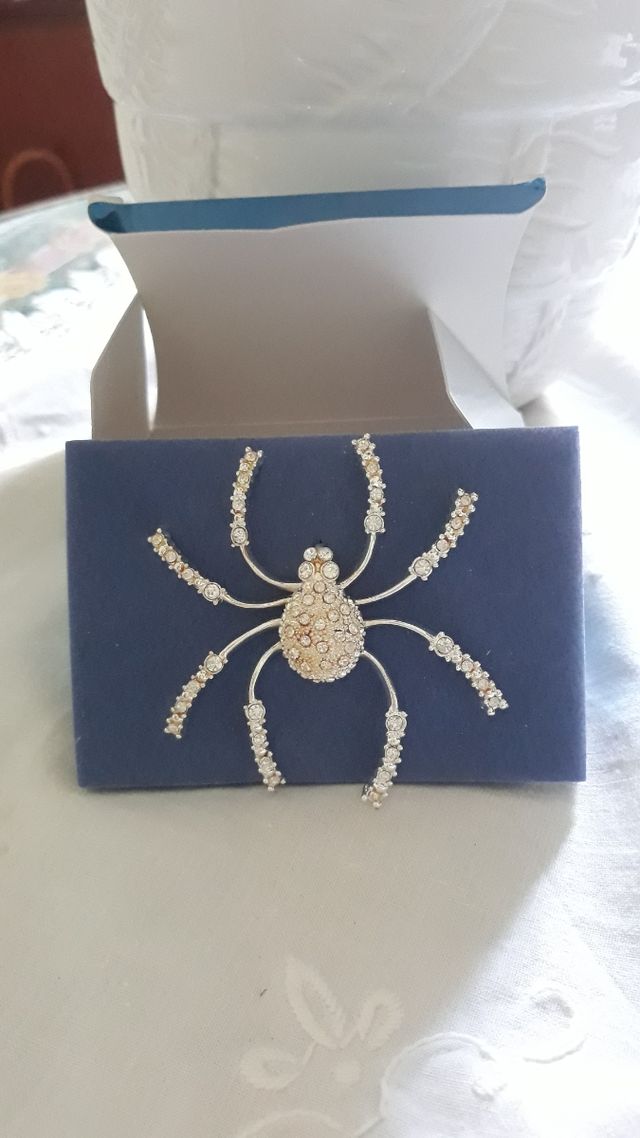 Broche araña con cristales tipo Swarovsk