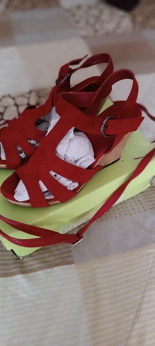Sandalias y cartera mano