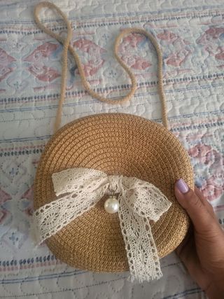 Bolso rafia con lazo y perla= 5€