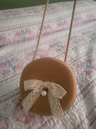 Bolso rafia con lazo y perla= 5€
