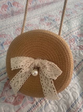 Bolso rafia con lazo y perla= 5€