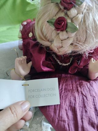 Bambola in porcellana da collezione