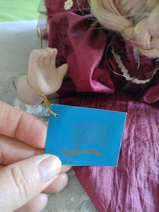 Bambola in porcellana da collezione