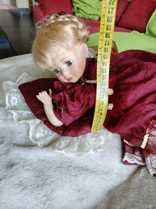 Bambola in porcellana da collezione