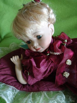 Bambola in porcellana da collezione