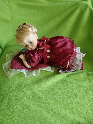 Bambola in porcellana da collezione