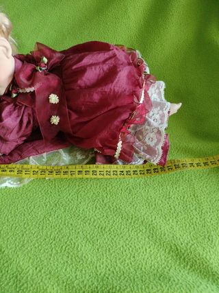 Bambola in porcellana da collezione