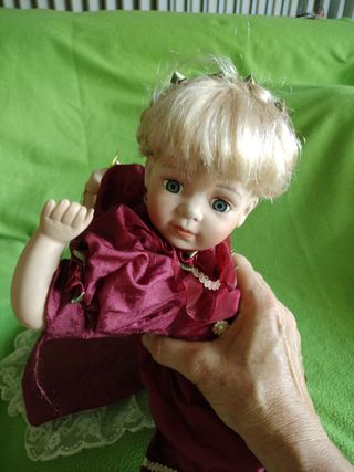 Bambola in porcellana da collezione