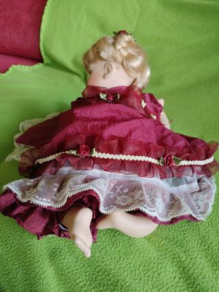 Bambola in porcellana da collezione