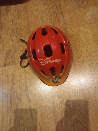 Patinete con casco 
