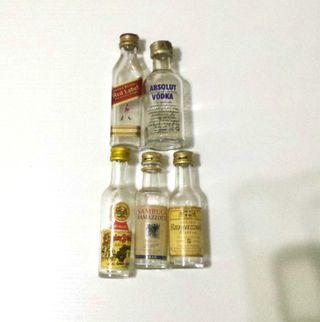 Bottiglie Mignon Da Collezione Di Super Alcolici