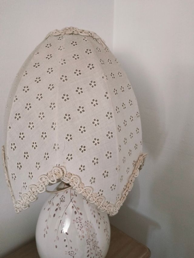 Due lampade vintage in ceramica e pizzo