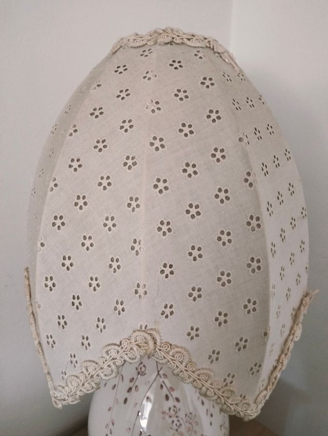 Due lampade vintage in ceramica e pizzo