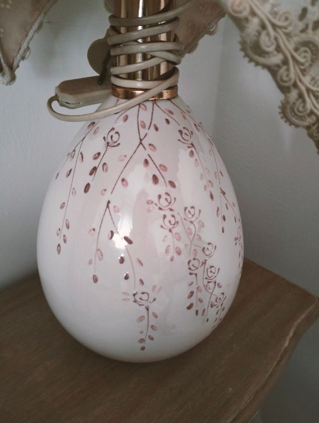 Due lampade vintage in ceramica e pizzo