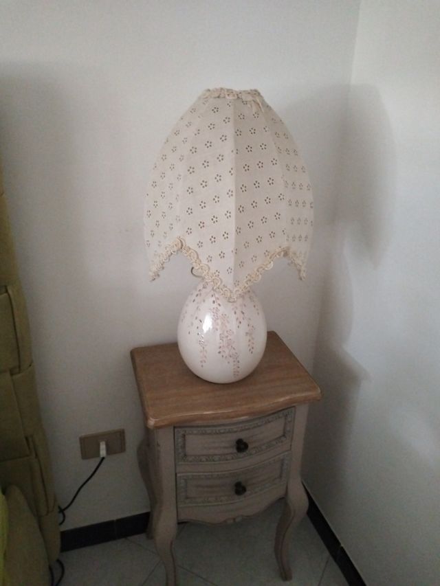 Due lampade vintage in ceramica e pizzo