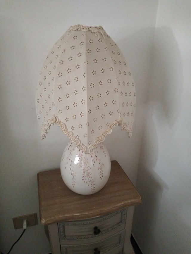 Due lampade vintage in ceramica e pizzo