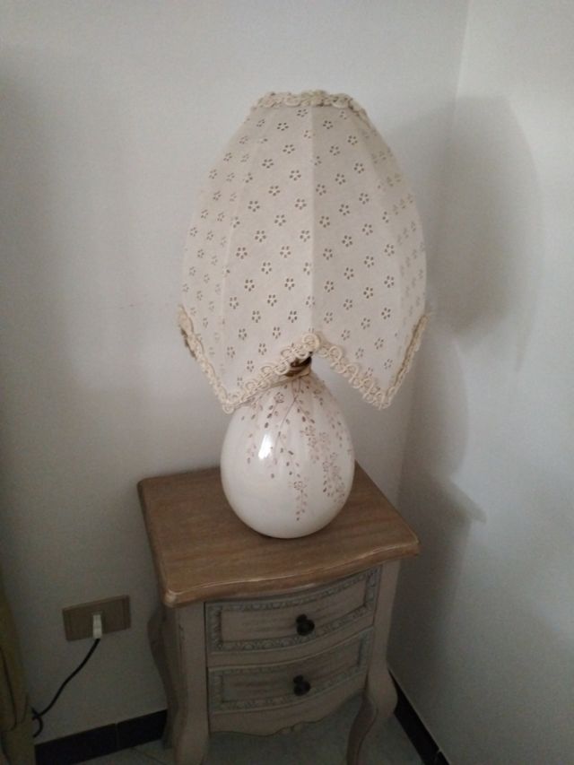 Due lampade vintage in ceramica e pizzo